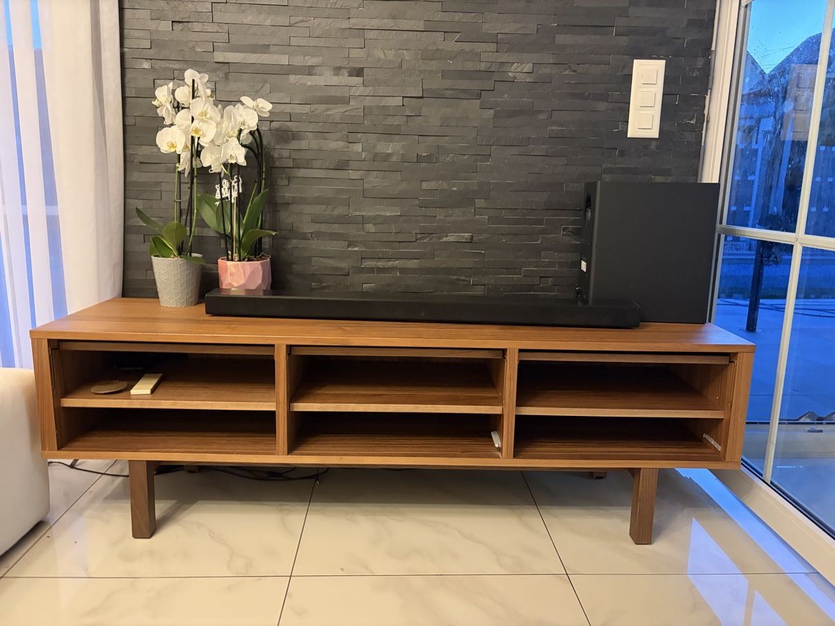 TV Möbel: Sideboard Holz neuwertig – Gebraucht aus Embrach von Leva11