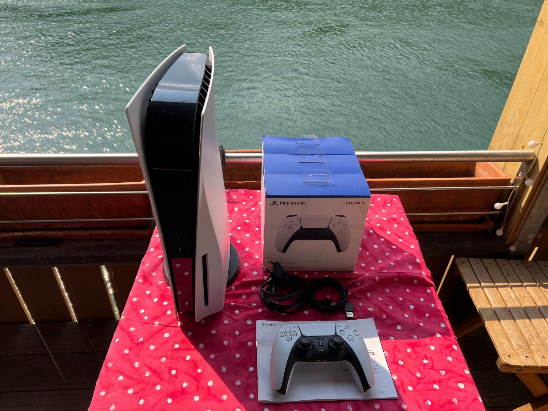 Sony Console: Playstation 5 Disc Edition, Neuwertig, inkl 4 Controller – Nuovo (secondo la descrizione) da Laufenburg venduto da hobbes_ch2
