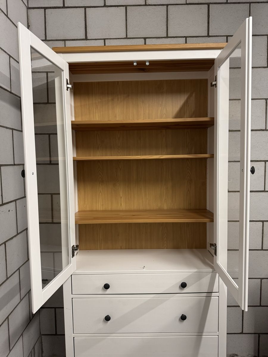 Vetrine: IKEA HEMNES Vitrine mit 3 Schubladen – Nuovo (secondo la descrizione) da Heimberg venduto da jill.huegli 1