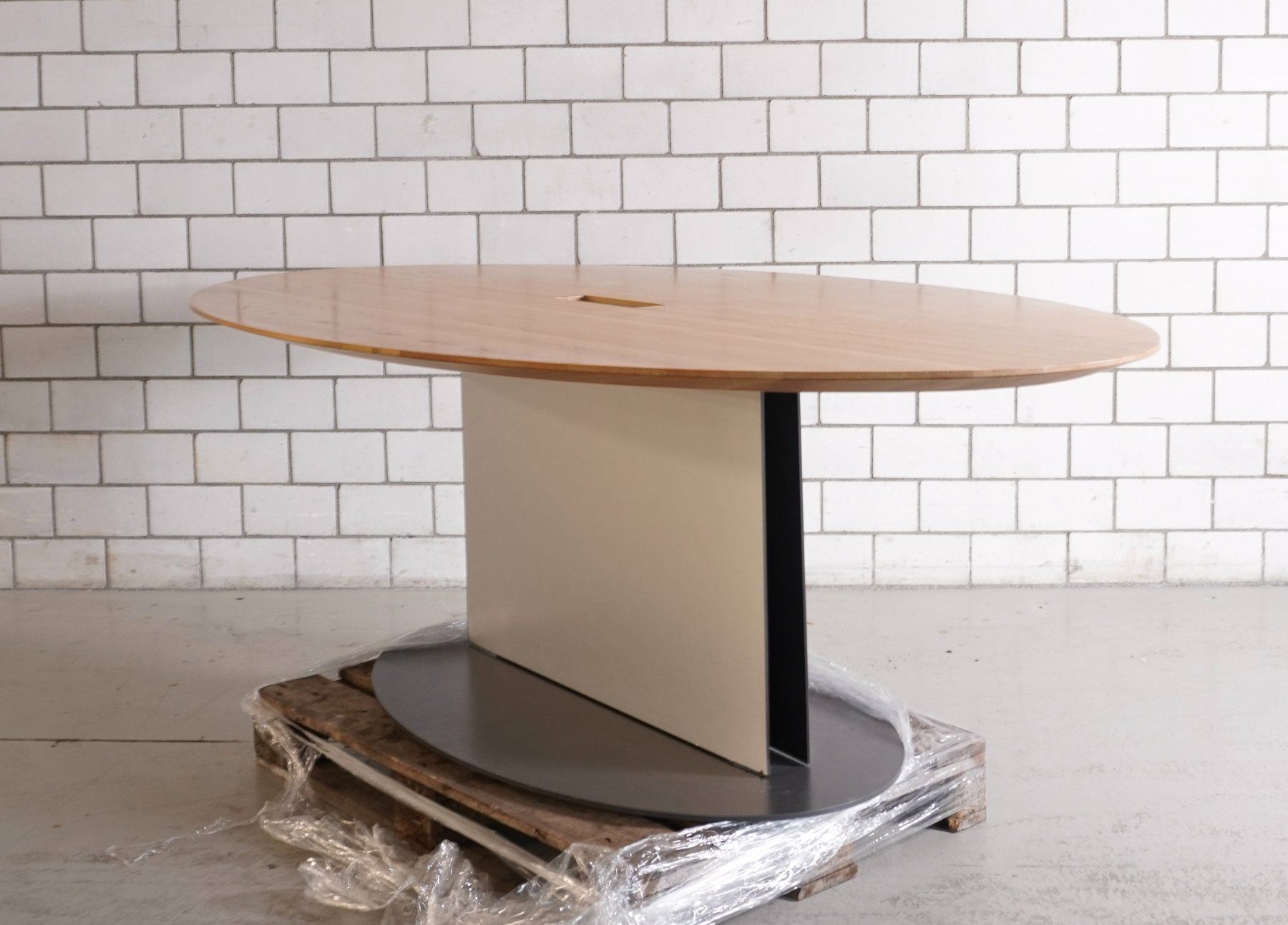 Tables: Grosser Sitzungstisch Massivholz Oval – D'occasion à Zürich par reMaterial