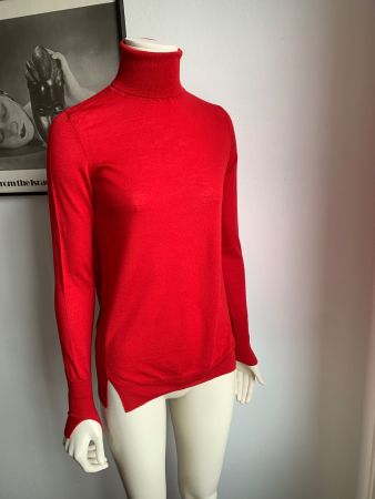 AKRIS: Roter Rollkragen-Pullover mit Designerdetails, 36