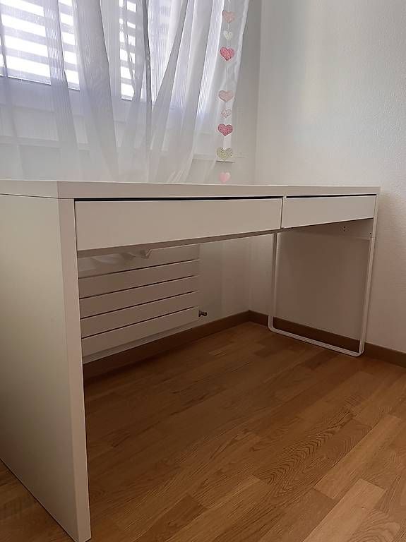 Scrivanie: Ikea Schreibtisch - 2 Schubladen – Usato da Luzern venduto da flo_db5q