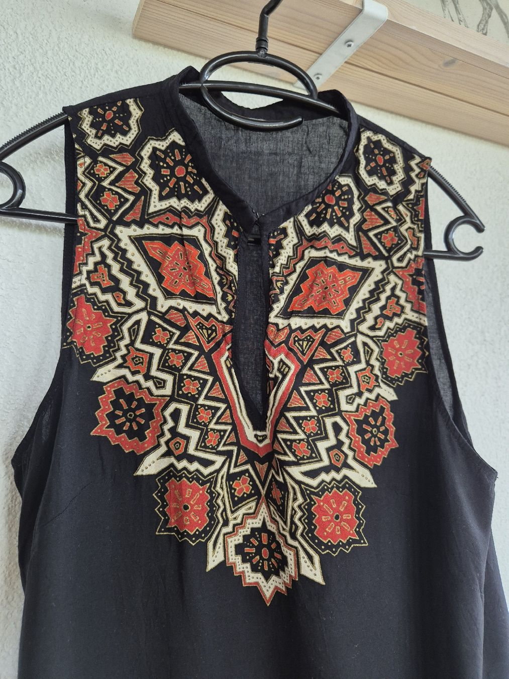 Top: Sommer Boho Top ärmellos schwarz rot gemustert – Usato da Bern venduto da miruslav 3