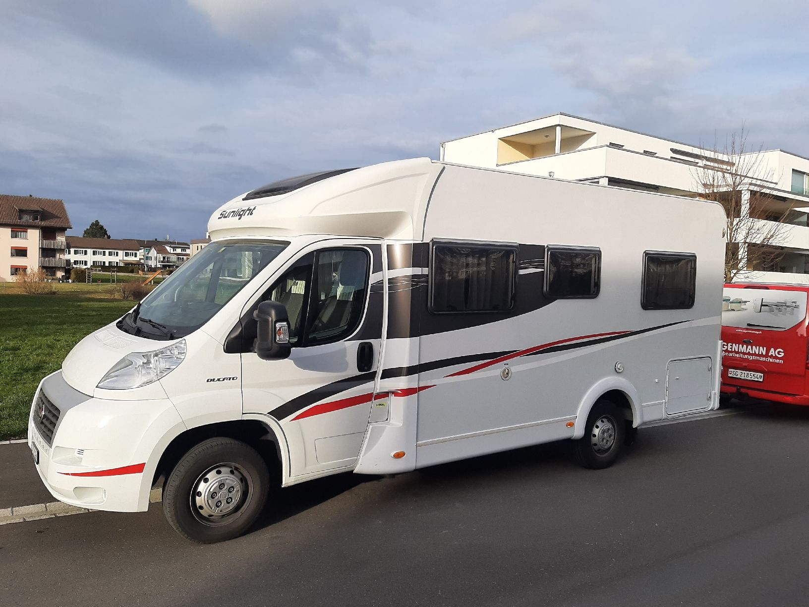 Sunlight Véhicules de camping: Sunlight T64 mit Hubbett – D'occasion à Bütschwil par Ronja28