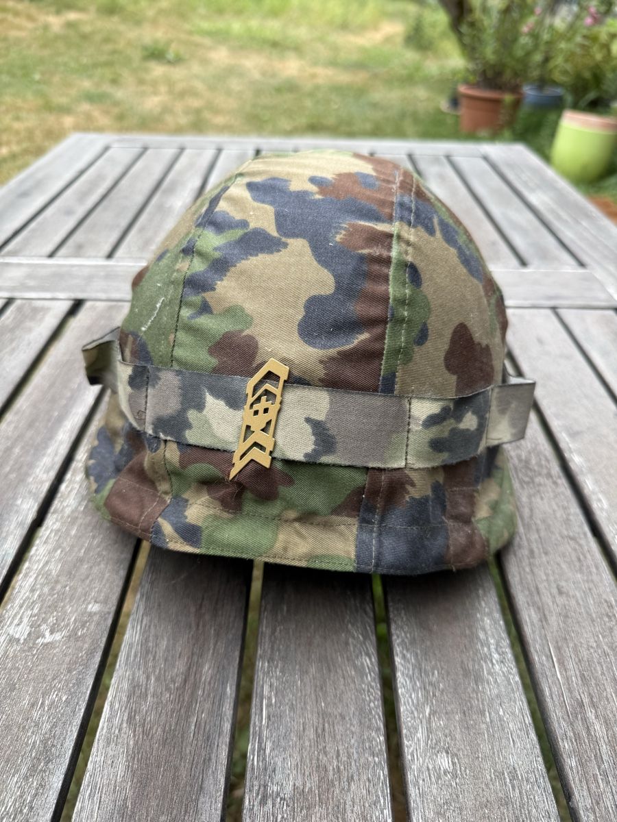 Schweizer Armee Uniformi: Casque M71 avec camouflage (1) – Usato da Fribourg venduto da Ardoffel