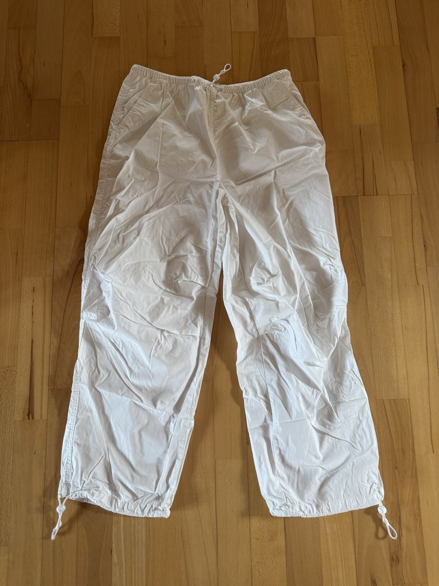 H&M Pantaloni: Pantalon parachute blanc H&M – Usato da Fontainemelon venduto da erin.blm