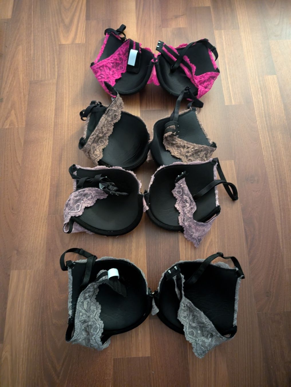 Autres dessous: 4er-Set Push-up-BHs mit Spitze, Grösse 80C – Neuf (Voir description) à Lufingen par Kappi90 1