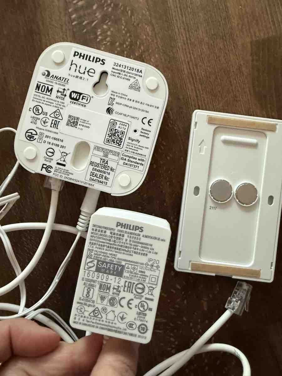 Philips Systèmes de contrôle: Philips Hue Bridge mit Dimmschalter – D'occasion à Zürich par oli_rbv6 2