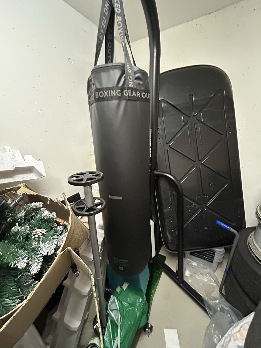 Decathlon Sacs de frappe: Boxing stand with bag and gloves – D'occasion à Wetzikon ZH par mat_995h