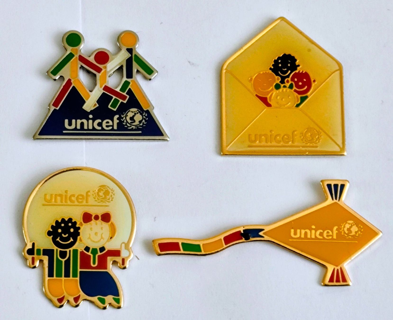 Plaquettes & Badges: 4 Unicef Pins – D'occasion à Pfäffikon ZH par Colacity