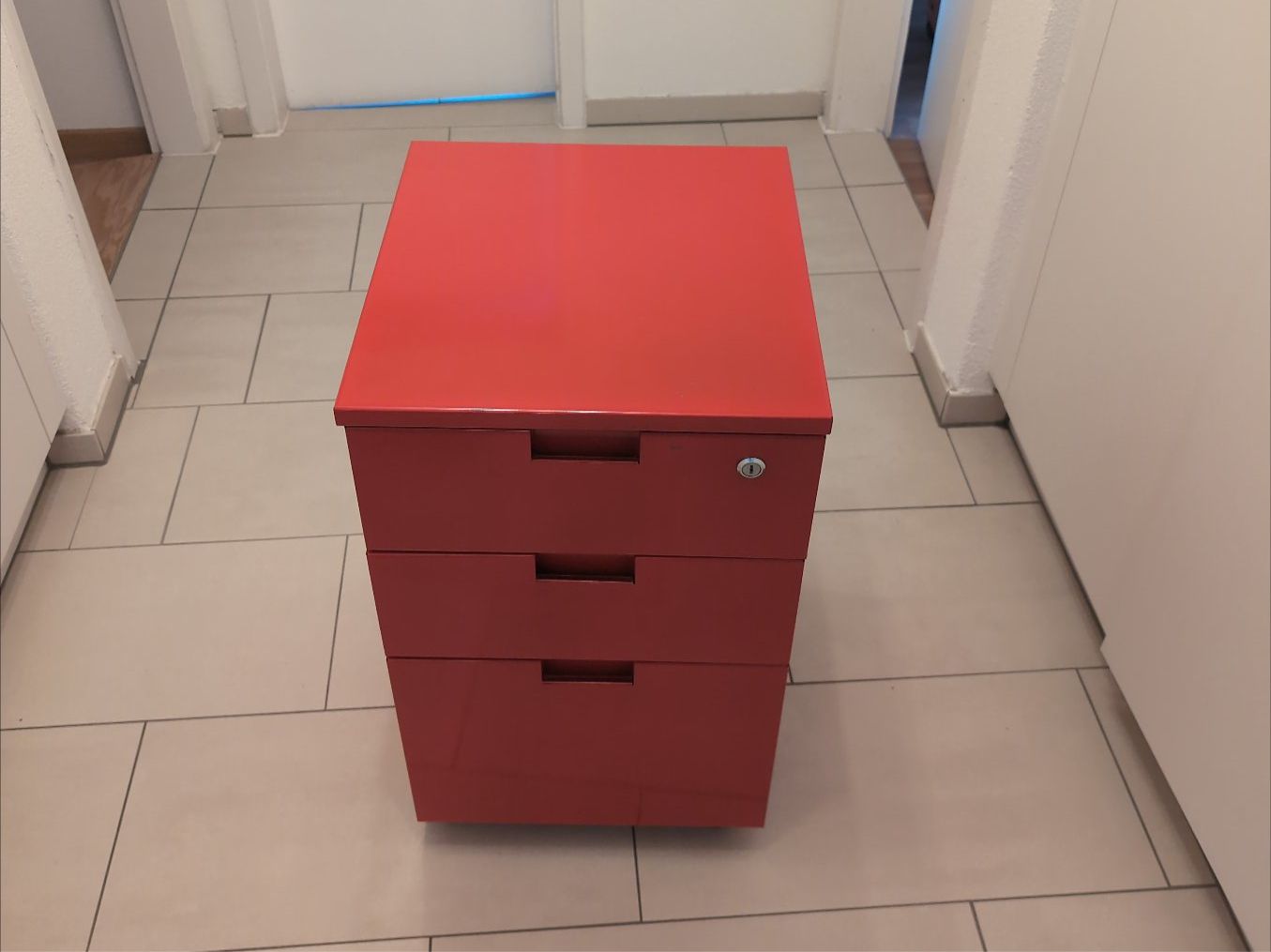 Eléments de bureau: Roter Rollcontainer 3 Schubladen abschliessbar Metall – D'occasion à Jona par ric_sq52 1
