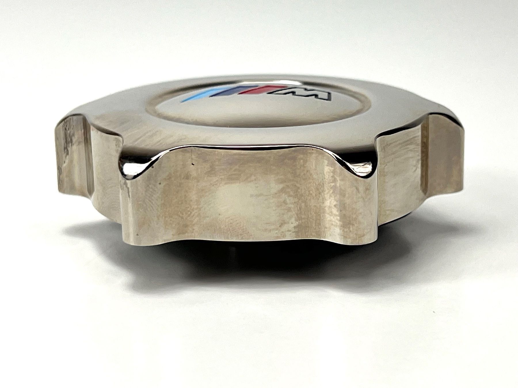 BMW Tutti pezzi di ricambio auto: BMW M Design Öldeckel Metall Chrom – Usato da Zürich venduto da Arche_Brockenhaus 1