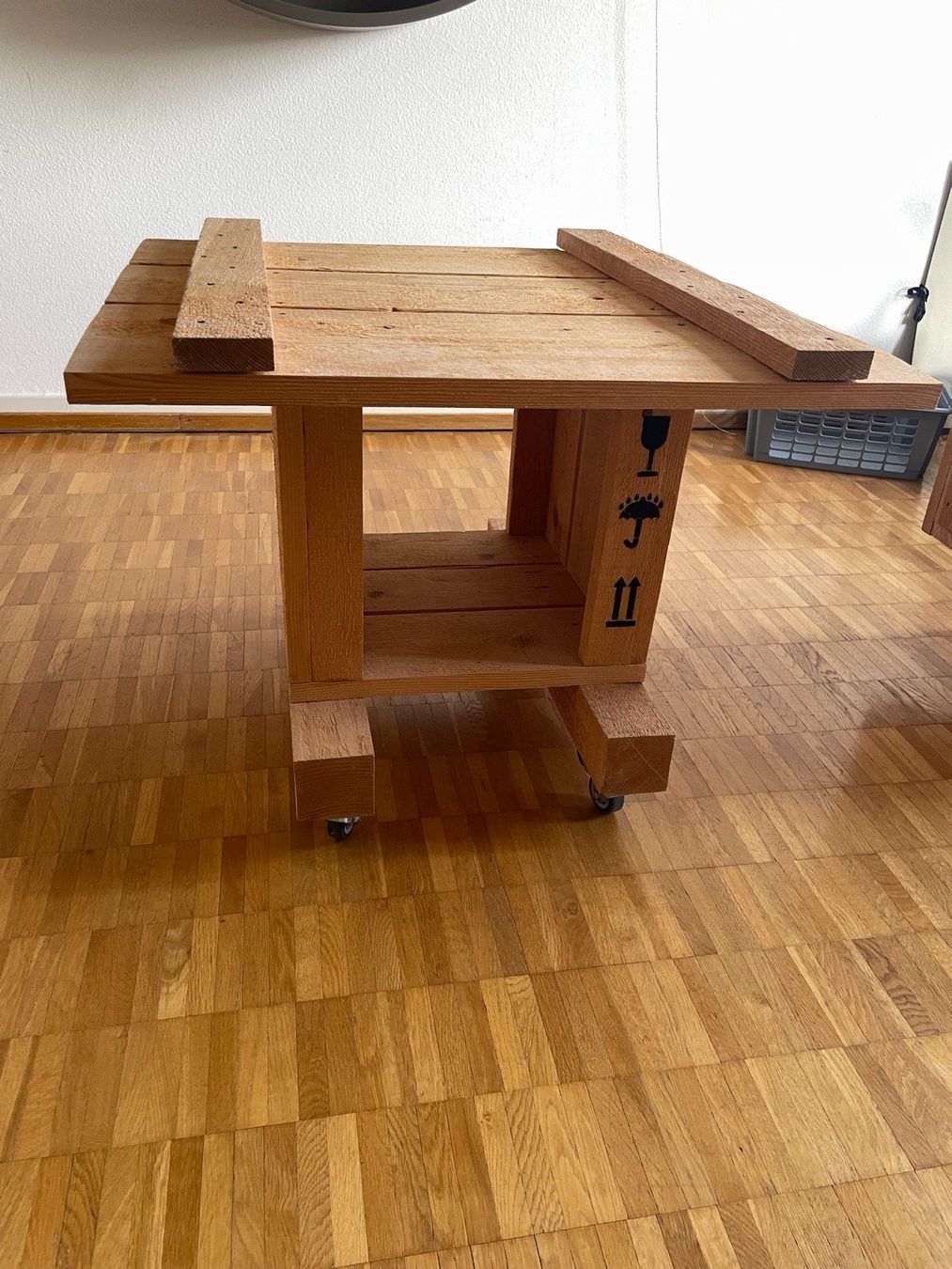 Tische: Holztisch mit Rollen – Gebraucht aus Zürich von Singen11 1