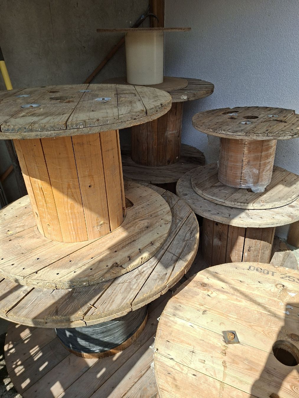 Articoli in legno: Holz Bobinen – Usato da Oberhasli venduto da Cortina 1