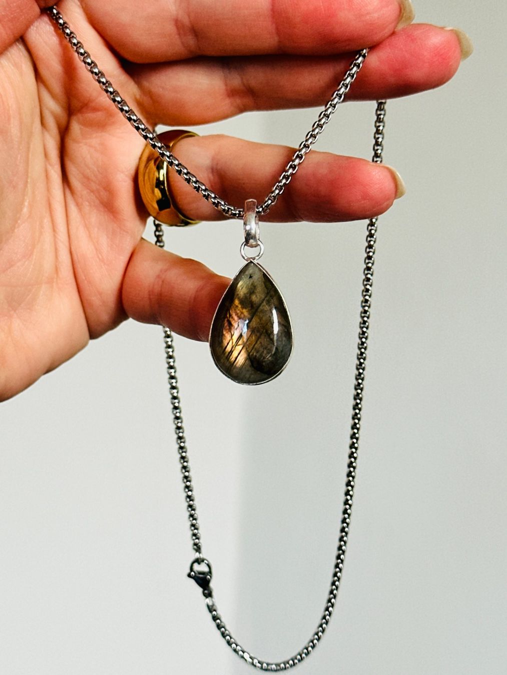 Ketten: Fashionable labradorite necklace – Neu und originalverpackt aus Genève von AGBERG 2