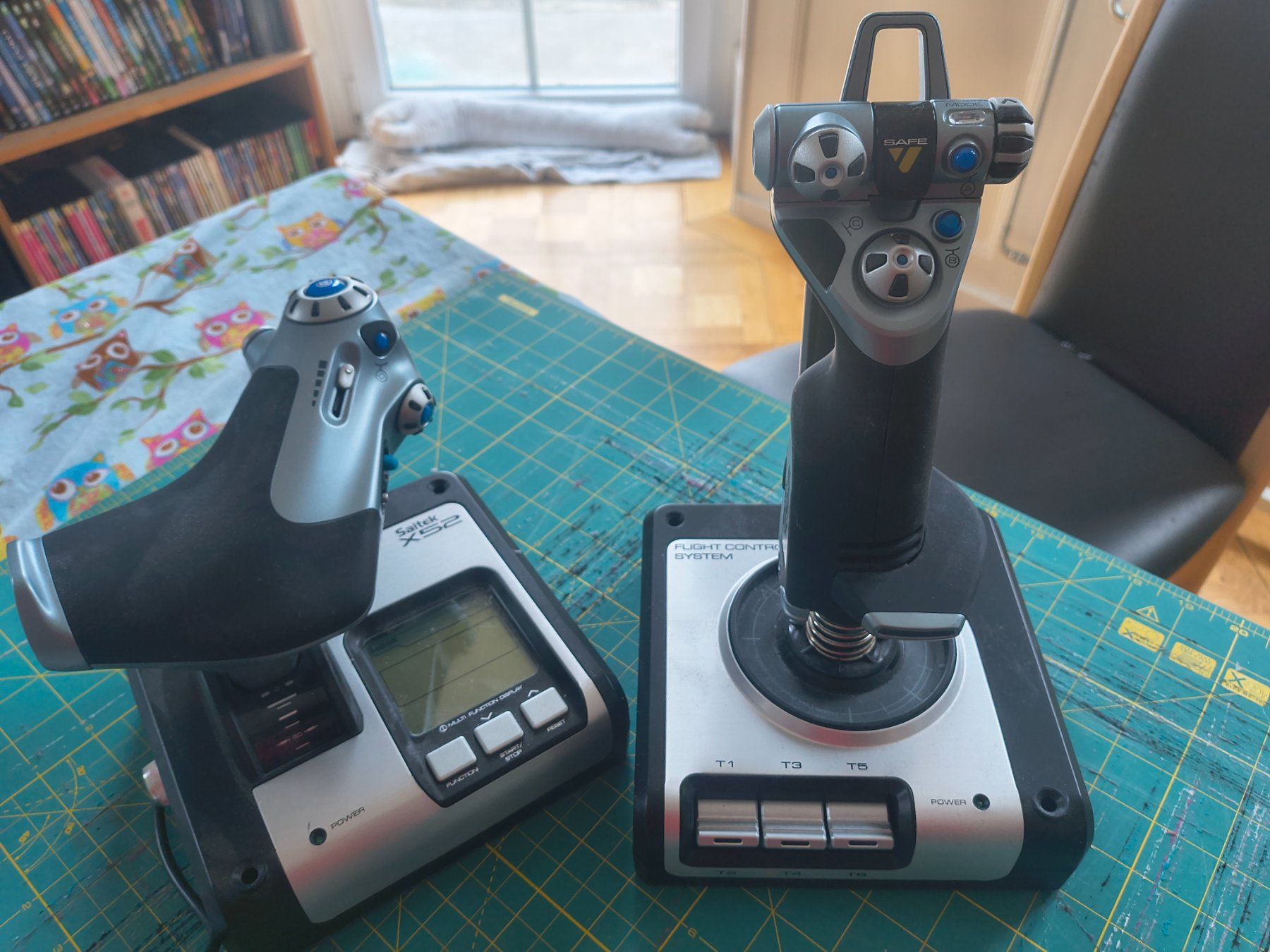 Saitek Manettes: Joystick Saitek X52 Flight Control System-Parfait état! – D'occasion à Court par Chronoss