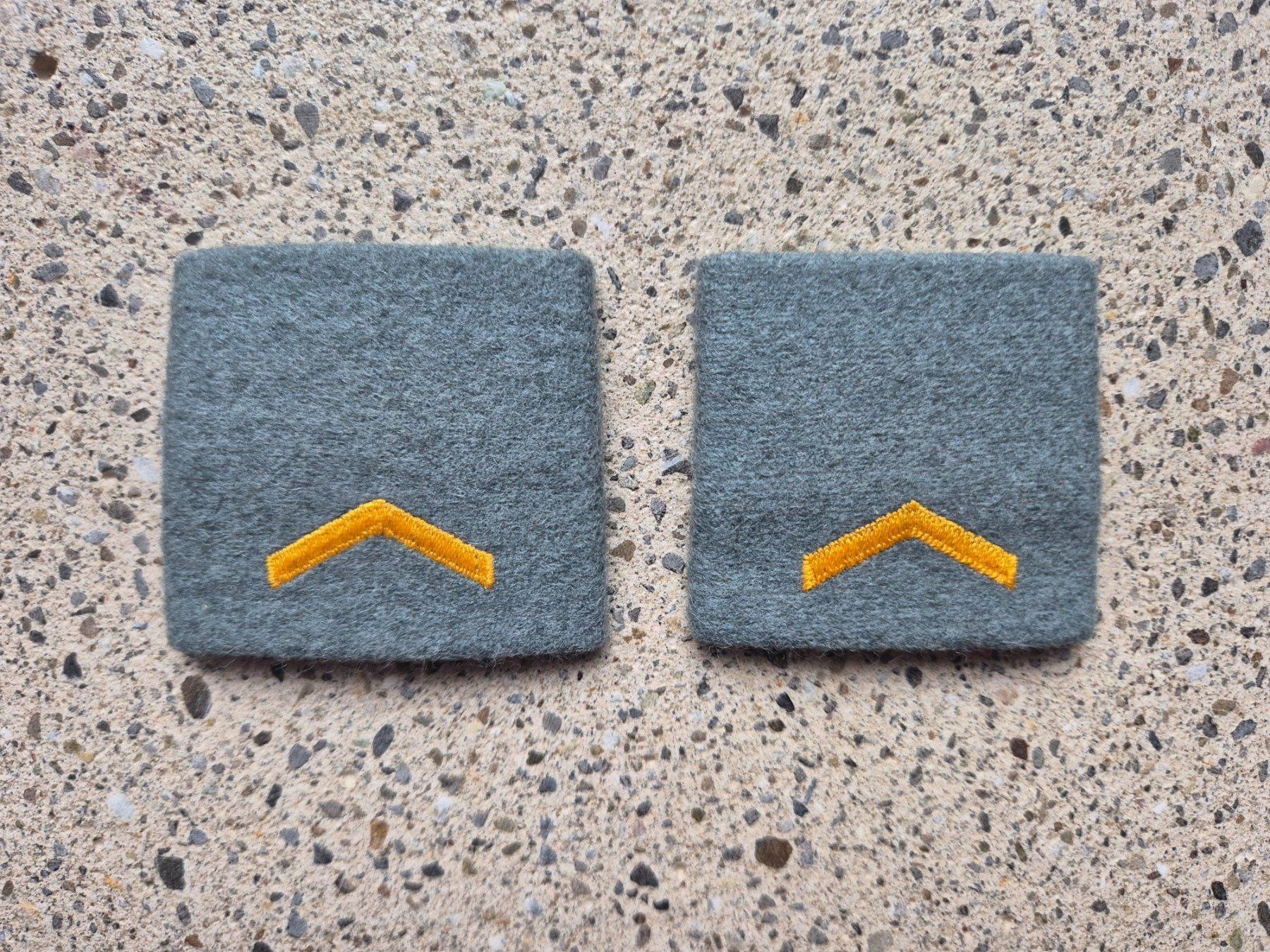 Schweizer Armee Placchette & Badge:  Gradabzeichen Patten Set Korporal Post – Nuovo e nell'imballaggio originale da Riedholz venduto da fr_sIruP
