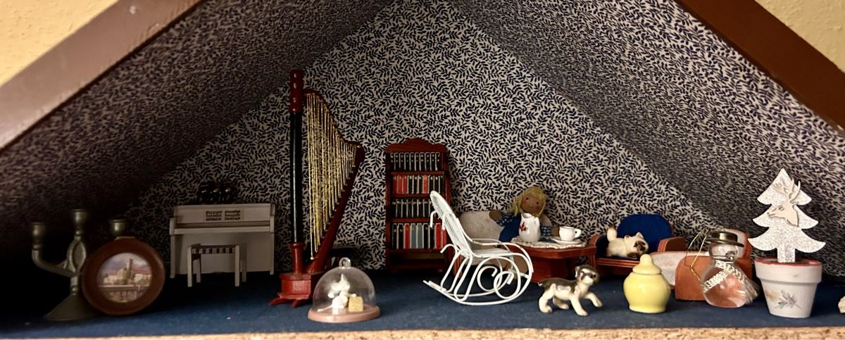 Case e mobili per bambole: Ancienne maison de poupée avec meubles et poupées – Usato da Petit-Lancy venduto da Pierre_le_voyageur 5