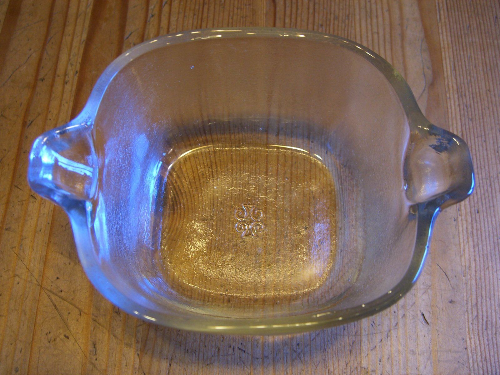 Bicchieri: hübsche Glasdose mit Deckel, CH Diamantglas handgegossen – Usato da Winterthur venduto da Gaia 7