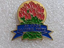 Ansteckpin 204: 25 Joor Blueme Fritz