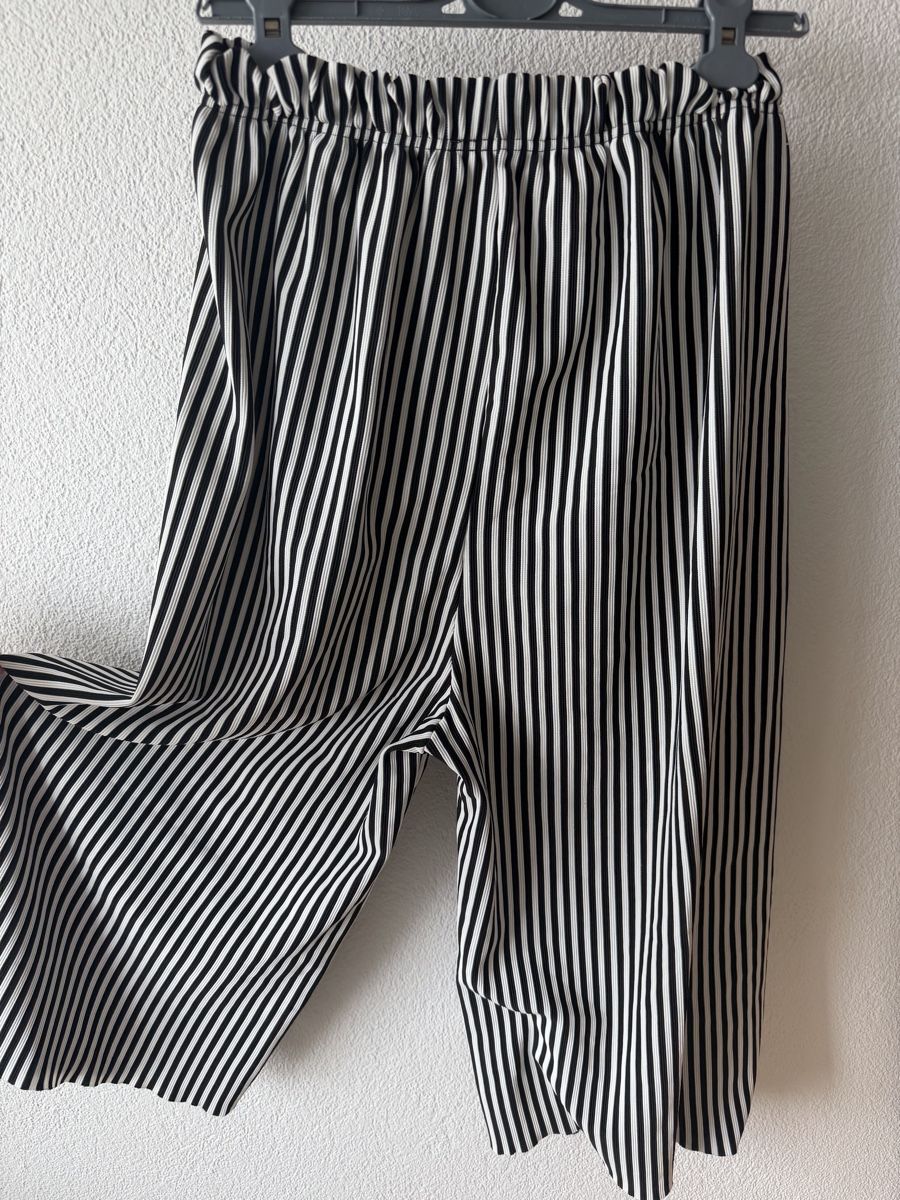 Pantaloni: Vintage striped black and white pants – Usato da Zürich venduto da Lorena.rgg 1