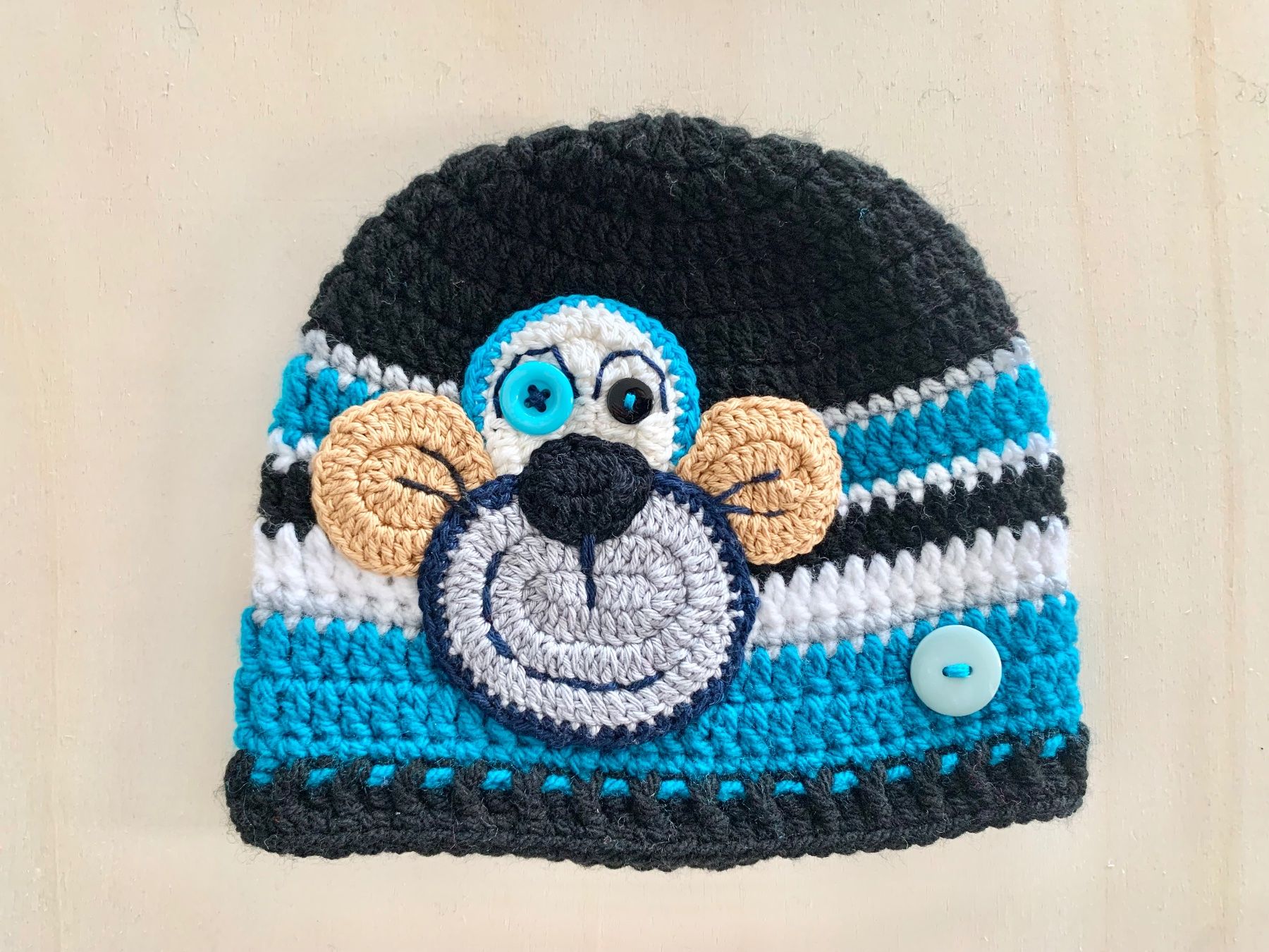 Altro abbigliamento per bambino: Kappe schwarz-Petrol-weiss mit Affe, Handarbeit, Einzelstück – Nuovo e nell'imballaggio originale da Emmenbrücke venduto da swissmade-miracles