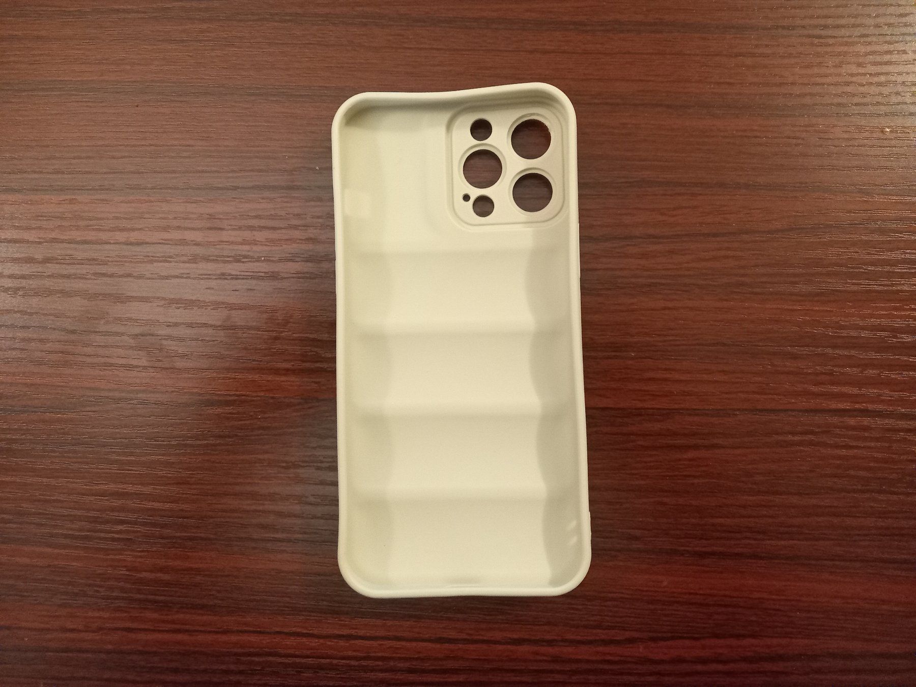 Apple Cover & Protezioni schermo: Silikonhülle Creme Farbe für Iphone 15 Pro – Nuovo e nell'imballaggio originale da Lausanne venduto da KUNKI-DESTOCK 1