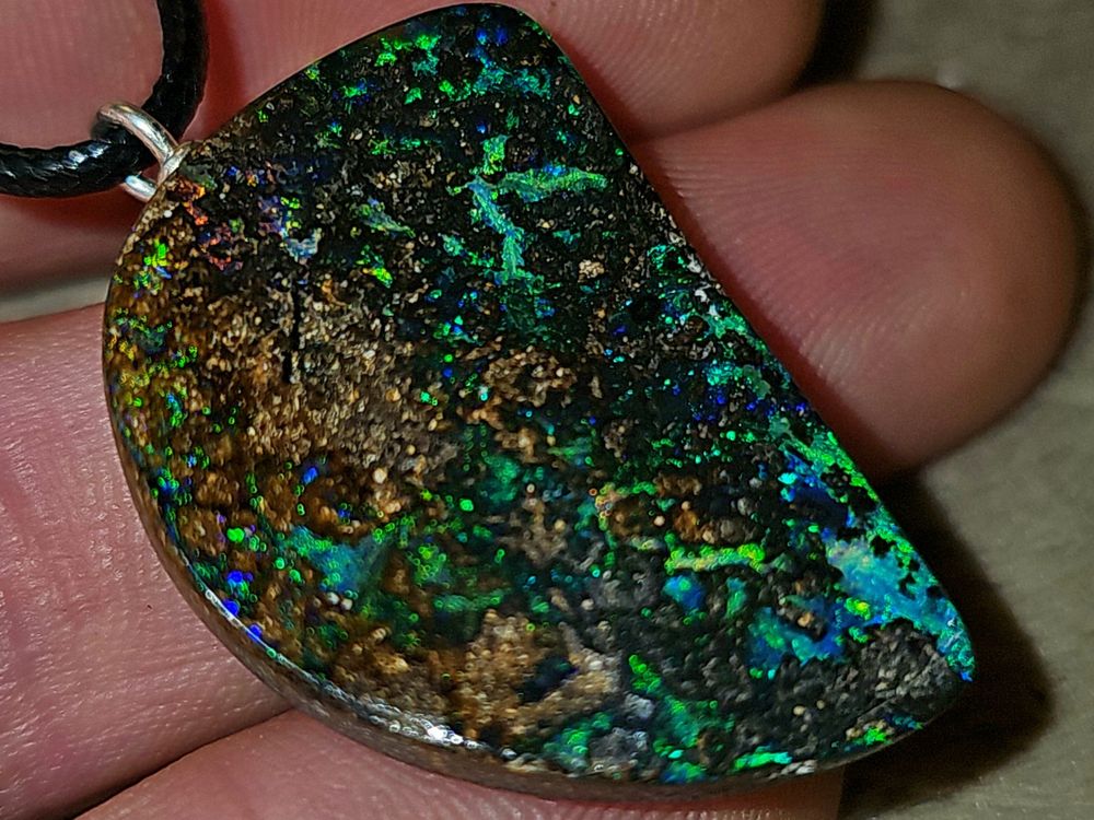 Syna Limited Edition Gelbgold Birnenförmiger äthiopischer Opal-Anhänger Mit Diamant Im Angebot Bei Deutschland