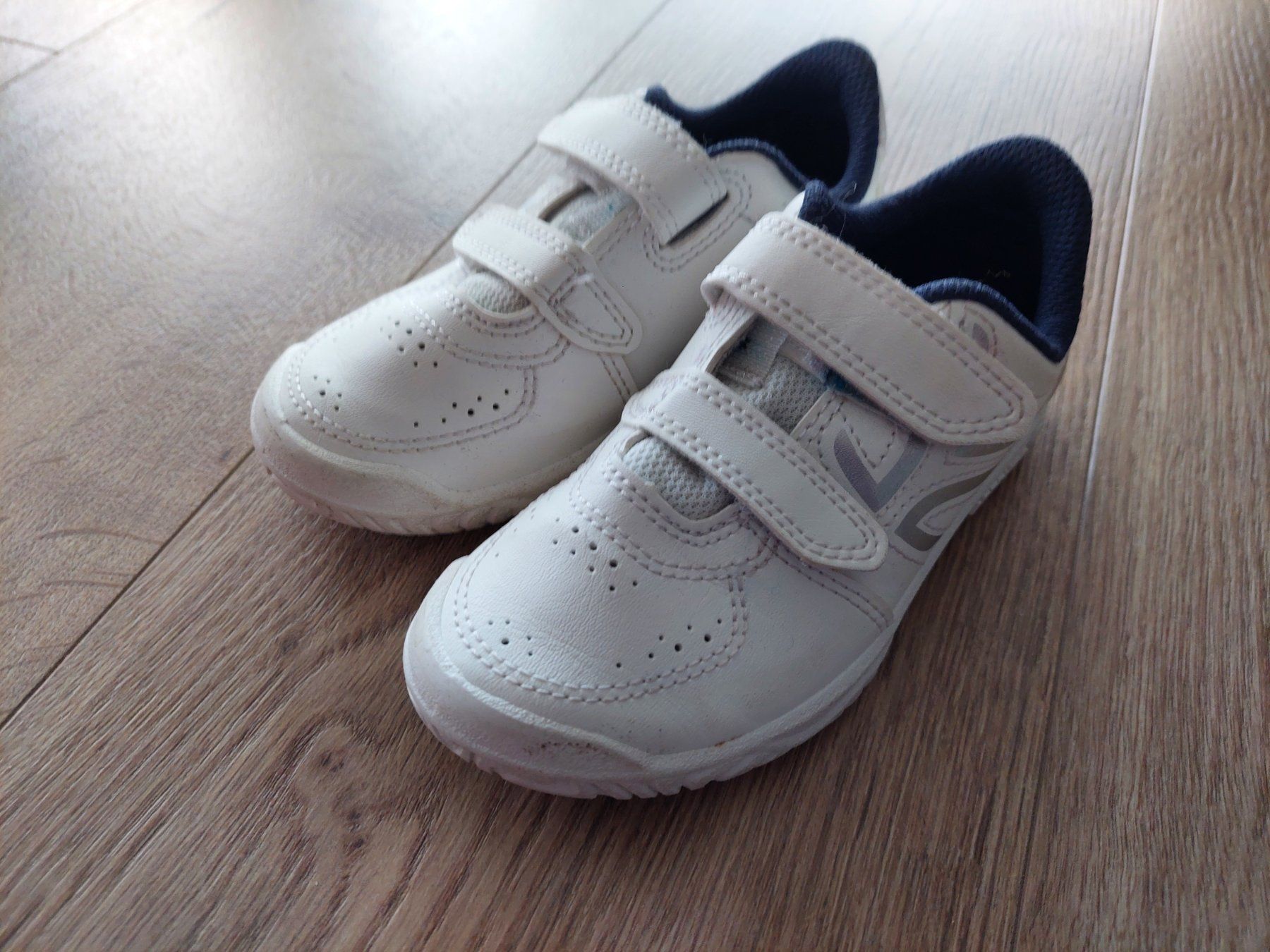 Decathlon Schuhe für Jungen: Hallenschuhe Gr 26 von Decathlon – Gebraucht aus Mund von milo18