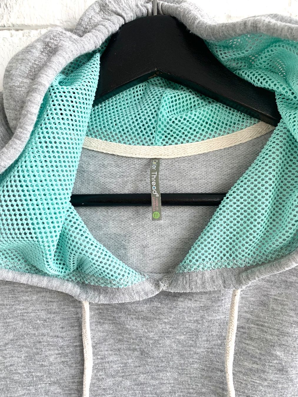 T-shirt: Graues Trainingsoberteil mit Kapuze – Usato da Bern venduto da Fraeuleinhonig 2