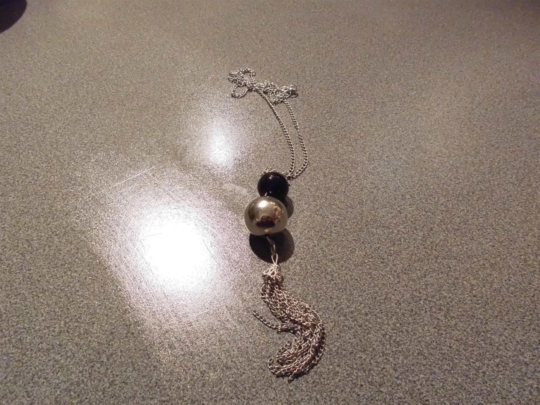 Colliers: Kette silberfarbig, Anhänger 1 schwarze – D'occasion à Zürich par Motzkuh