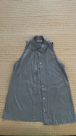 PRADA: hellblaue Ärmellose Bluse, lang