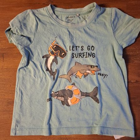T-Shirt Grösse 86/92 mit coolen Haien