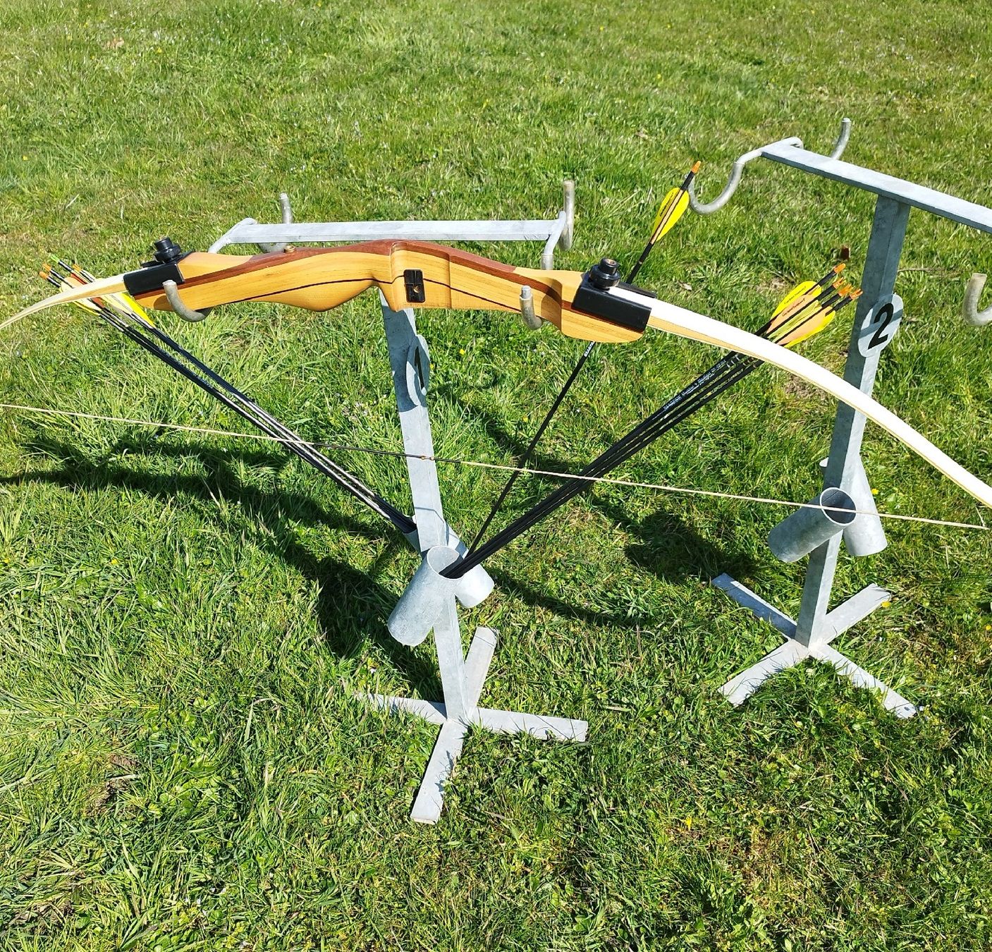 Bogenschiessen: Komplett-Set für 4 Bogen und Pfeile. – Gebraucht aus neuenkirch von Hubbi 4