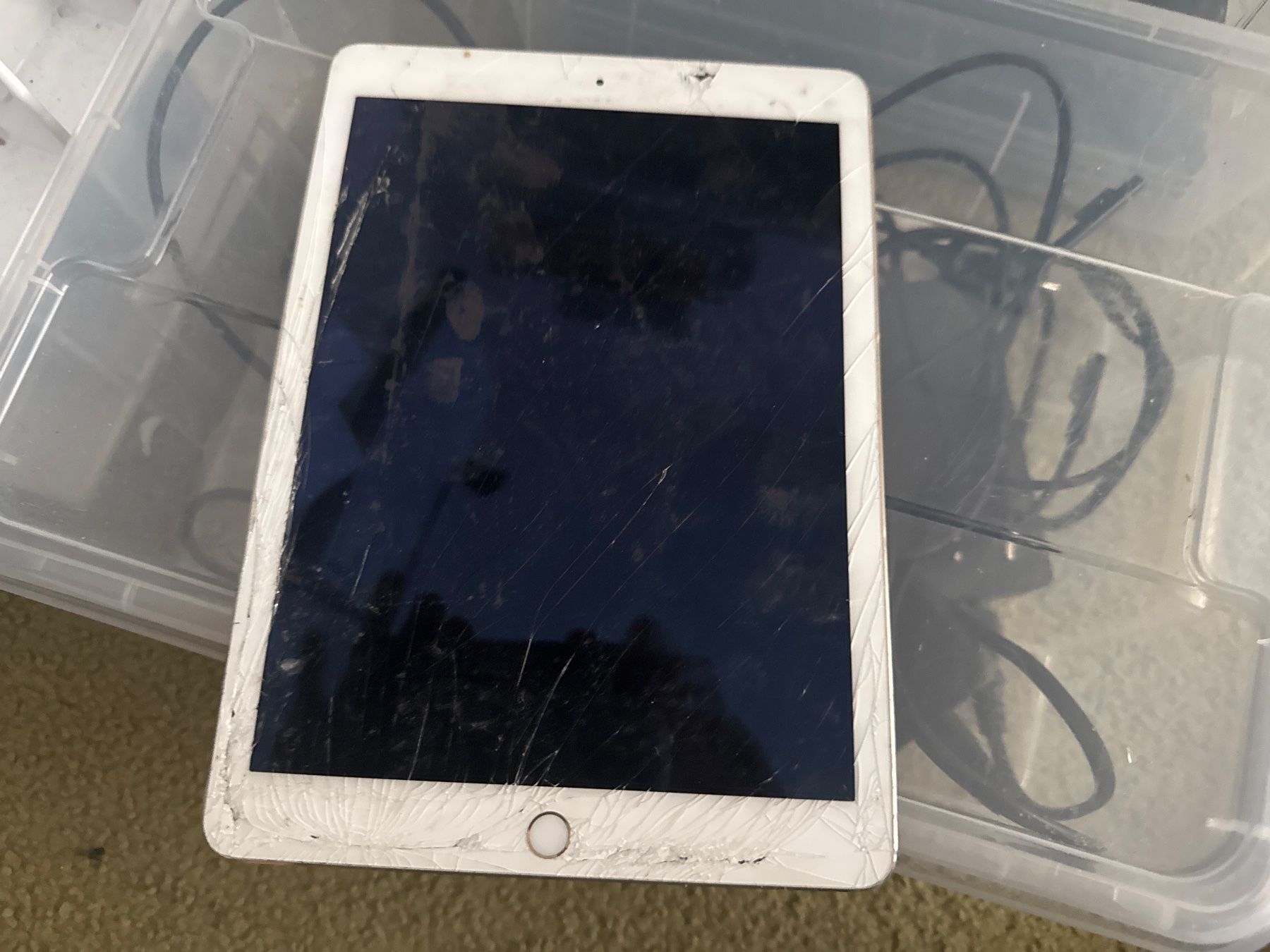 Apple Tablettes PC: Ipad Air 2- A1566 - icloude – Défectueux à Olten par HoYa01 1