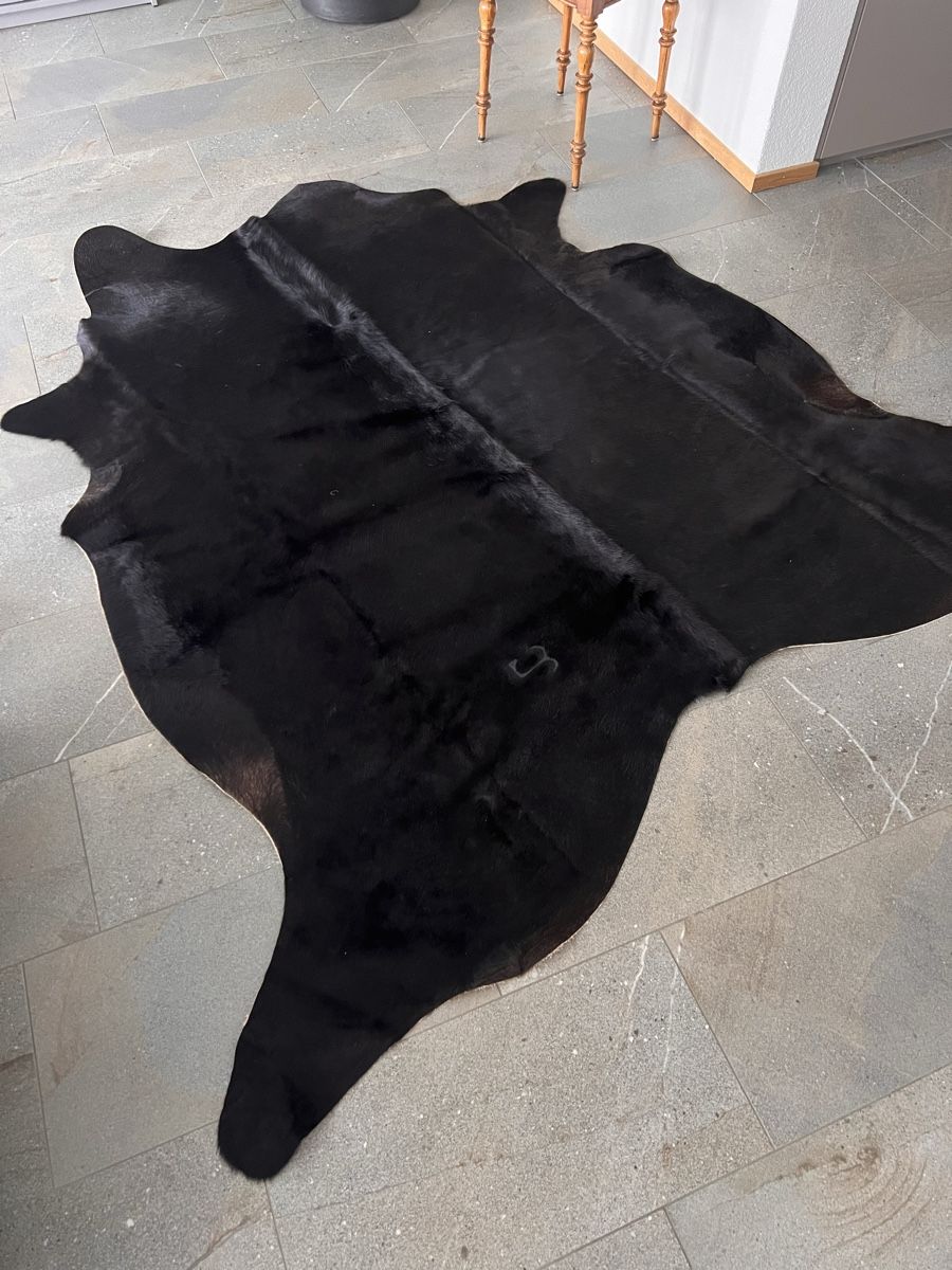 Tapis: Echtes Rindsfell schwarz Teppich  – D'occasion à Ostermundigen par Malediva