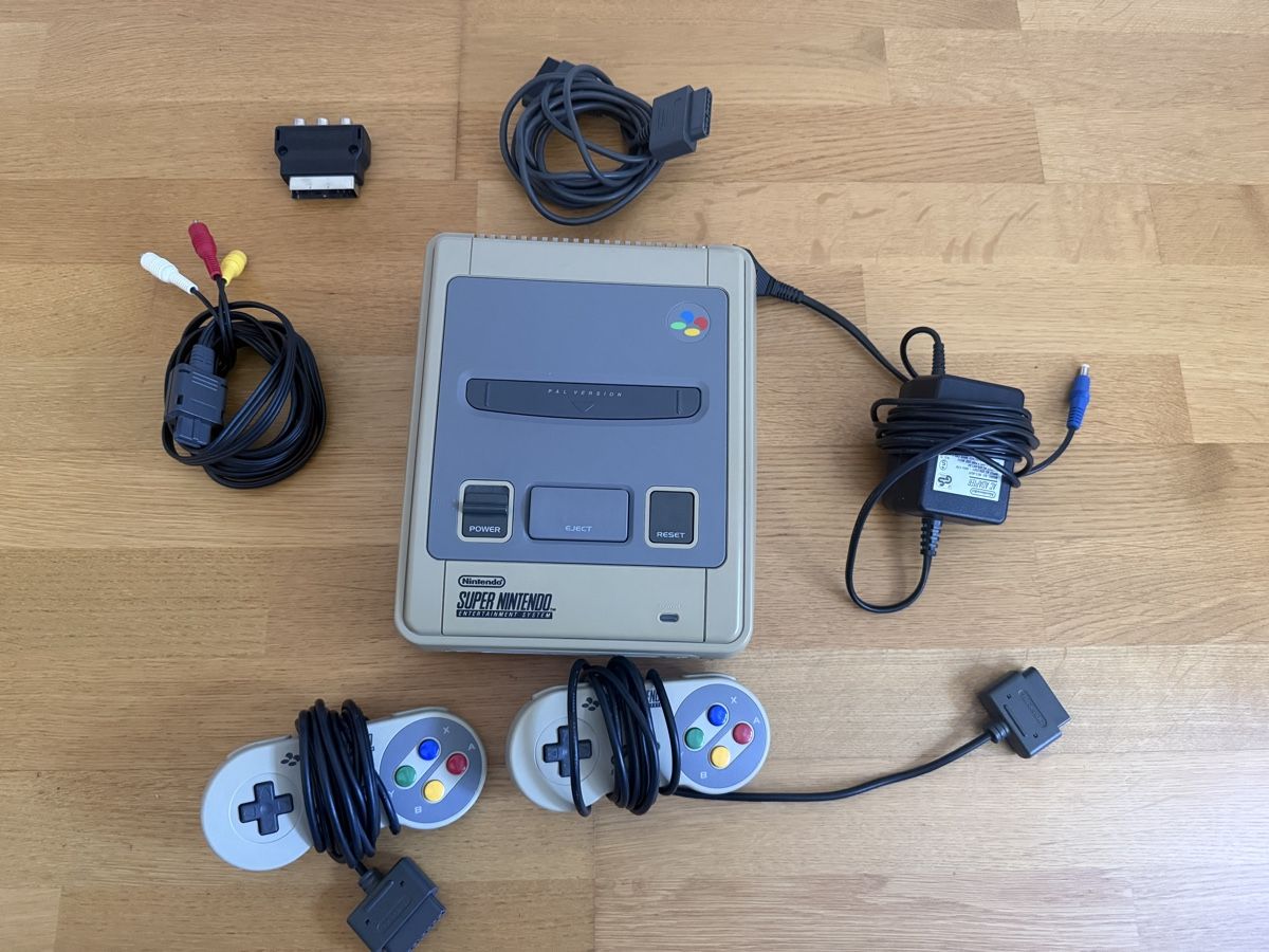 Nintendo Console: SNES Konsole inkl. 2 Controller und Zubehör – Usato da Basel venduto da Xela86