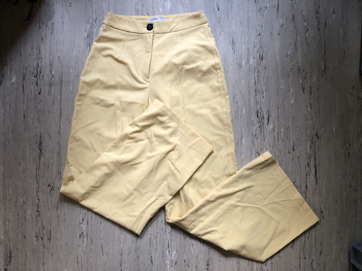 Bershka Pantaloni: Hellgelbe Schlaghose // Bershka // 36 – Usato da Zürich venduto da aurelia_nater