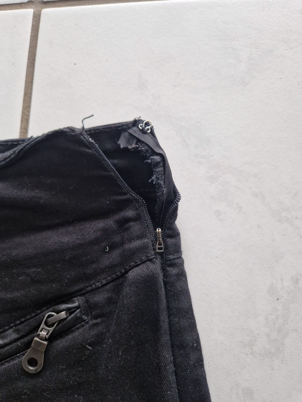 Pantaloni: Amisu Pants Black Slim Fit  – Usato da Bassersdorf venduto da DonSolo 4