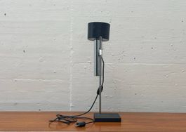 Lampada da tavolo con struttura cromata e base in metallo