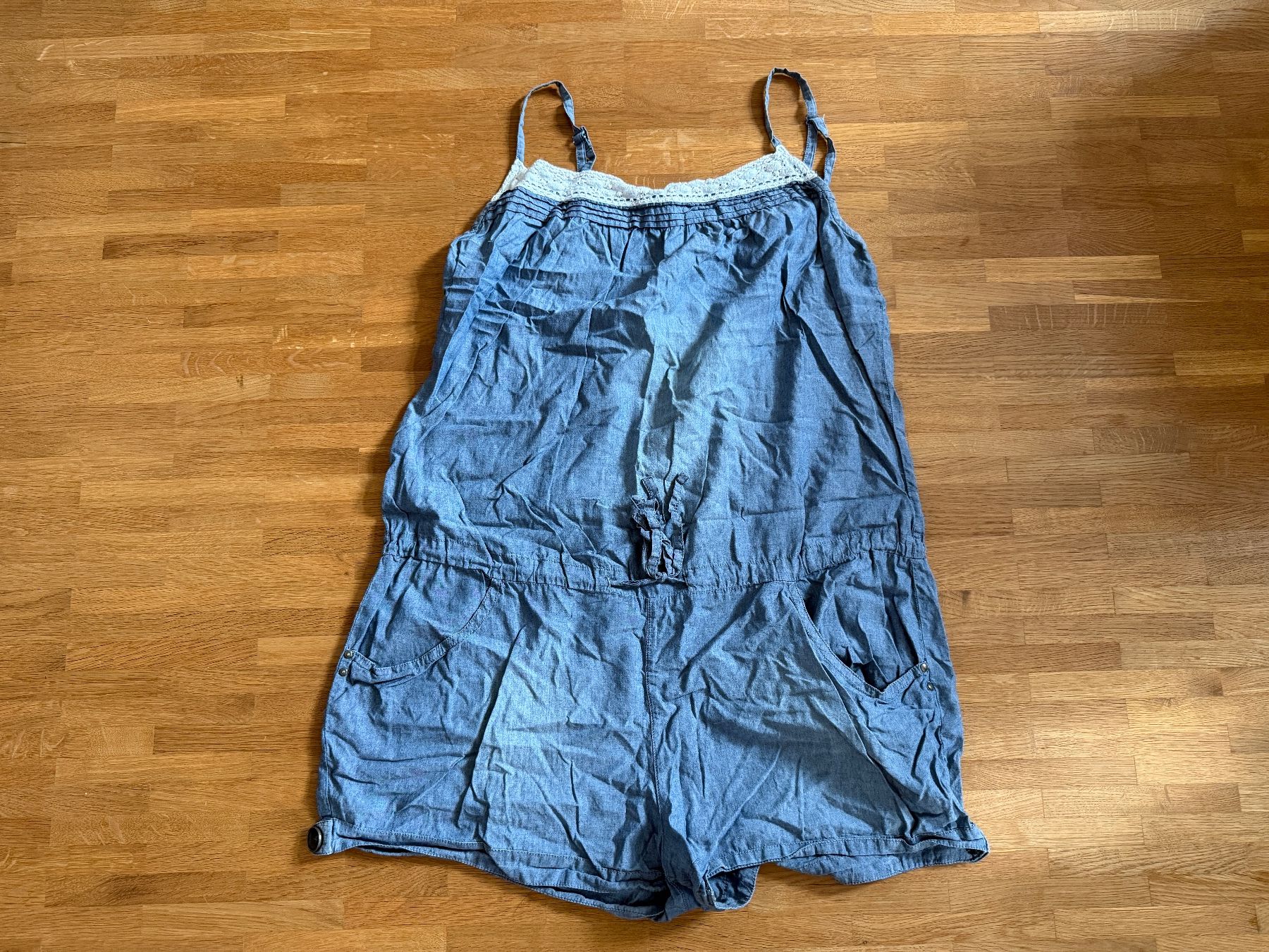 Tute: Mini-Jumpsuit aus den 00ern – Usato da Winterthur venduto da Bahareeba
