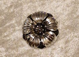 Vintage Schalclip schwarz- /silberfarbene Blüte - Blume
