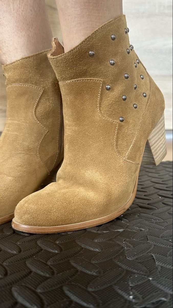 Nafnaf Scarpe da donna: Bottines cuir suède camel cloutées style western, taille 36 – Nuovo (secondo la descrizione) da Vuippens venduto da ale_6gkb 2