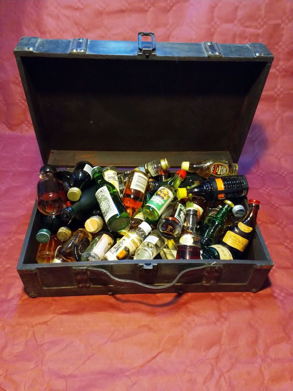 Bevande alcoliche: Collection de 48 Mini Bouteilles avec coffret bois – Nuovo e nell'imballaggio originale da Grand Lancy venduto da ampoule