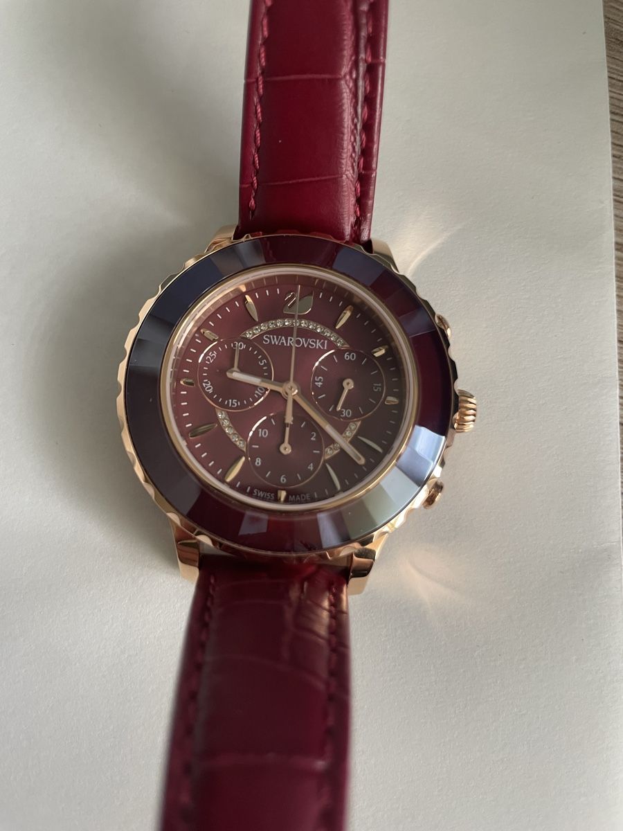 Swarovski Uhren: Neuwertige rote Swarovski Uhr – Neu und originalverpackt aus Oberburg von alicia12345