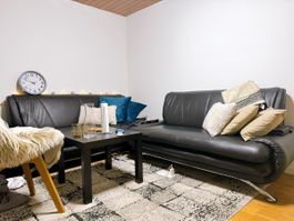 Stylish Black Leather Sectional Sofa - Great for Cozy Evenin