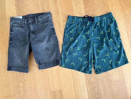 2 kurze Hosen Grösse M dunkler Denim und grüner Druck