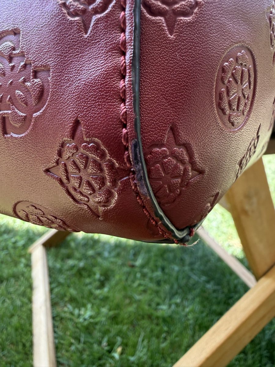 Guess Sacs femmes: Sac à main Guess Bordeaux – D'occasion à MASSONGEX par Luluone 7