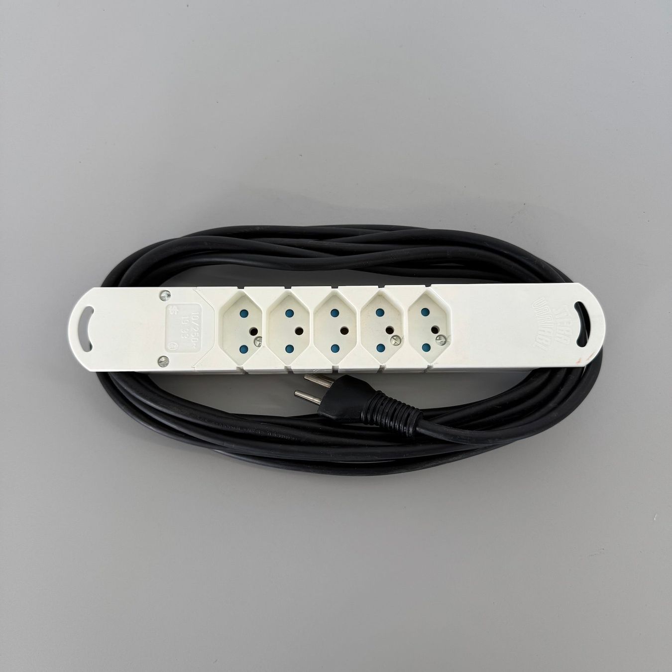 Spine: Steffen Steba Variabl Mehrfachstecker Weiss - Magnetisch - 6 – Usato da Schönenwerd venduto da mcofficeshop