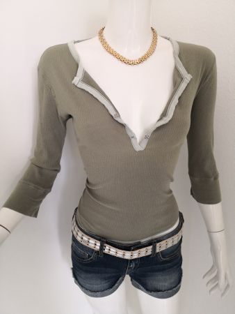 🤩MANGO LANGARM T-SHIRT OLIVGRÜN MIT V-SCHNITT & KNÖPFE
